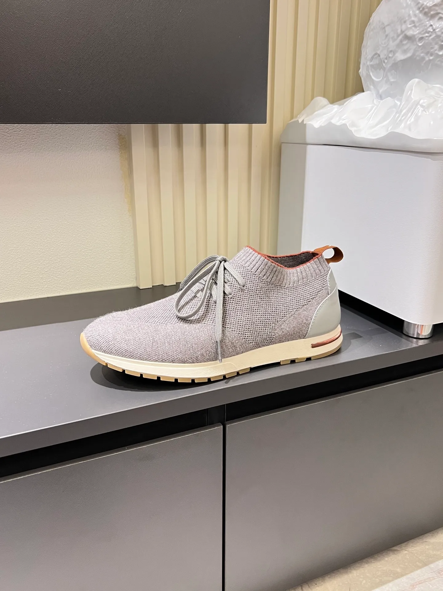 Men's Men's Shoes 💰p380 Loro Men's Shoes 💰piana/Noyo Piana 360 L Men's Shoes 💰p Flexy Walk Men's Sports Shoes These sports shoes are made of knitted wool uppers, and the heel is wrapped in smooth calf leather. Merino sheep are selected from Australia and New Zealand. The upper is machine-woven like a sweater, and then equipped with a white rubber outsole and a Kummel-colored sole. It is both beautiful and non-slip. The fabric is 100% cashmere and the insole is calf leather. It is super comfortable on the feet! Comes with full original packaging! Multiple colors available! Size: 38-44 (45 customized)